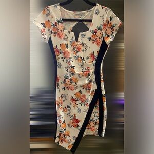 Almost Famous-Floral Print Asymmetrical Dress with Black Accents
Sz.M